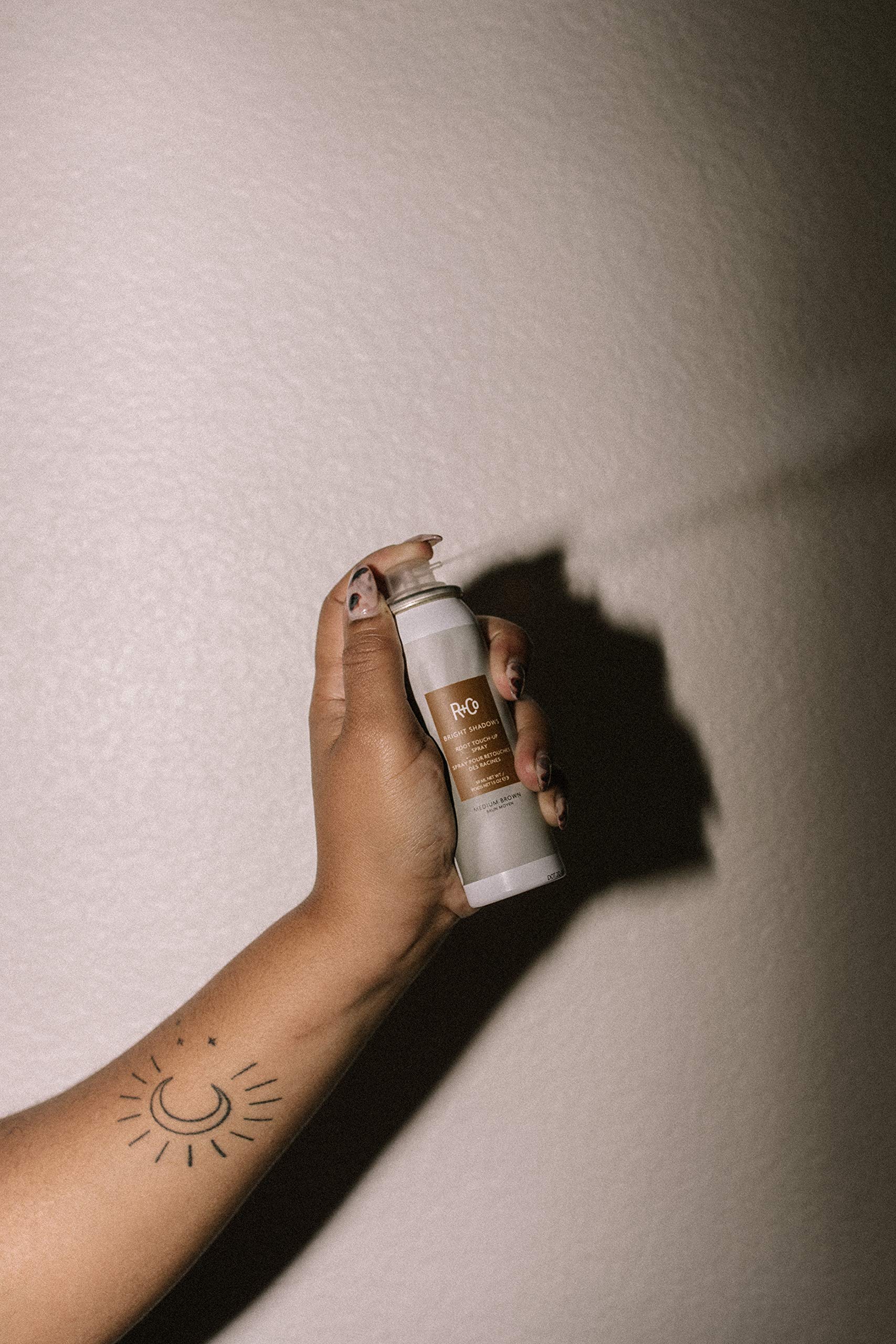 R+co Bright Shadows Root Touch Up Medium Brown / 59 ml (1.5 oz) - Thumbnail 2