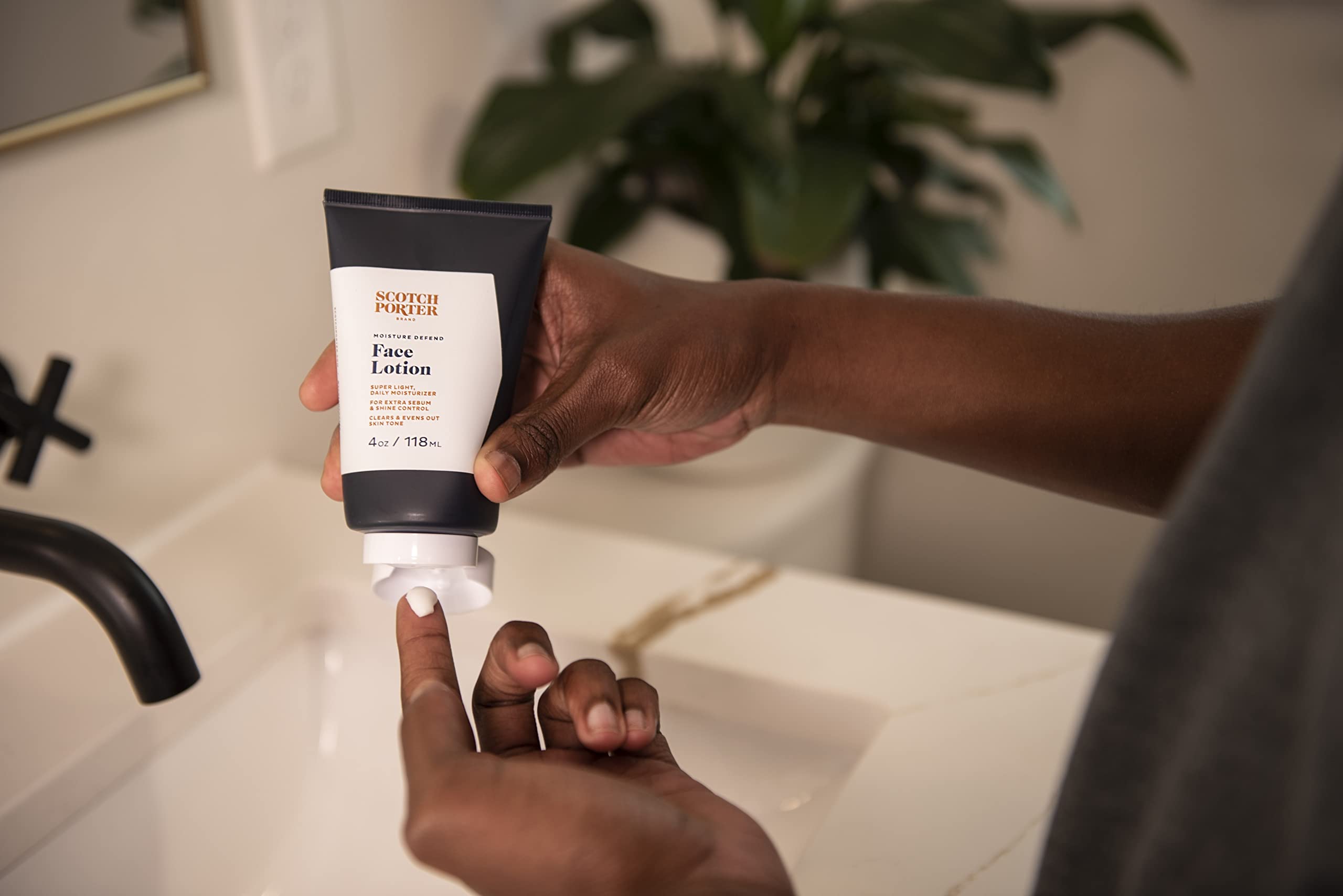 Scotch Porter Moisture Defend Face Lotion | Controls Shine Sooths Evens Out - Thumbnail 2