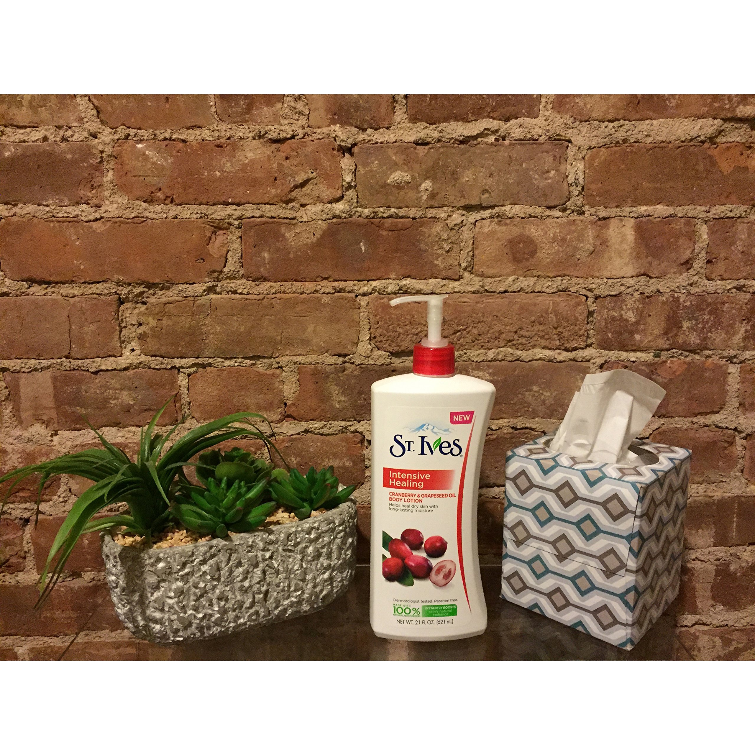 St. Ives Intensive Healing Body Lotion Cranberry and Grapeseed Oil 21 oz - Thumbnail 3